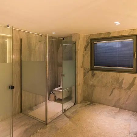 Sleeps 6 Pool Air Con Wifi
